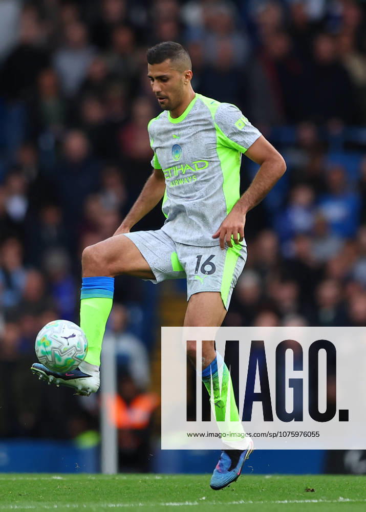 12th April 2026; Stamford Bridge, Chelsea, London, England: Premier League Football, Chelsea versus Manchester City; Rodri of Manchester City controls the ball JPxFletcher