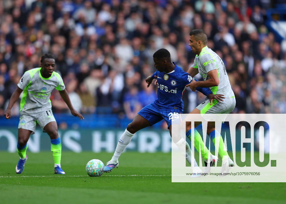 12th April 2026; Stamford Bridge, Chelsea, London, England: Premier League Football, Chelsea versus Manchester City; Moises Caicedo of Chelsea under pressure from Rodri of Manchester City JPxFletcher