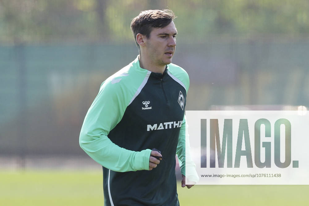 Maximilian Woeber (Werder Bremen) schaut, Bundesliga, Training Werder Bremen, Trainingsplatz am Weserstadion am 15. April 2026 in Bremen, Deutschland. (Foto von Marco Steinbrenner DeFodi Images) Maximilian Woeber (Werder Bremen) looks on, Bundesliga, Training Werder Bremen, Trainingsplatz am Weserstadion, April 15, 2026 in Bremen, Germany. (Photo by Marco Steinbrenner DeFodi Images) DFB DFL REGULATIONS PROHIBIT ANY USE OF PHOTOGRAPHS AS IMAGE SEQUENCES AND OR QUASI-VIDEO. -