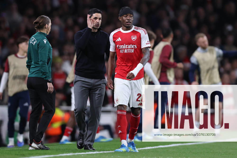 London, England, 15th April 2026. Mikel Arteta manager of Arsenal talks with Noni Madueke of Arsenal during the Arsenal vs Sporting Lisbon UEFA Champions League quarter final 2nd leg match at the Emirates Stadium, London. Picture credit should read: David Klein Sportimage . SPI_037_DK_Arsenal_Sporting_Lisbon SPI-4686-0037