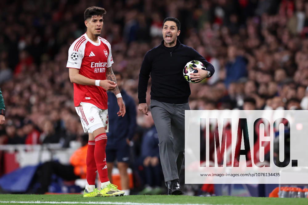London, England, 15th April 2026. Mikel Arteta manager of Arsenal holds on to the ball as he gives his players instruction as Piero Hincapie of Arsenal looks on during the Arsenal vs Sporting Lisbon UEFA Champions League quarter final 2nd leg match at the Emirates Stadium, London. Picture credit should read: David Klein Sportimage . SPI_062_DK_Arsenal_Sporting_Lisbon SPI-4686-0062