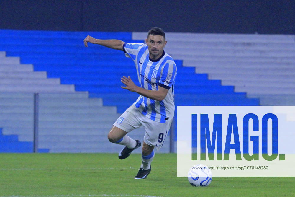 15th April 2026; Presidente Peron Stadium, Buenos Aires, Argentina; Copa Sudamericana Football Racing versus Botafogo; Adrian Martinez of Racing runs with the ball PoolxPelaezxBurga DiaEsportivo