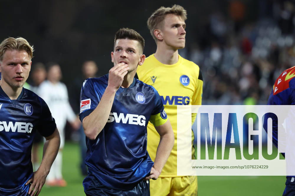 Fussball 2.Bundesliga, SV Elversberg - Karlsruher SC v.l. Spielende Marvin Wanitzek (Karlsruher SC) enttaeuscht, enttäuscht, schaut enttaeuscht, niedergeschlagen, disappointed vor den Fans Elversberg