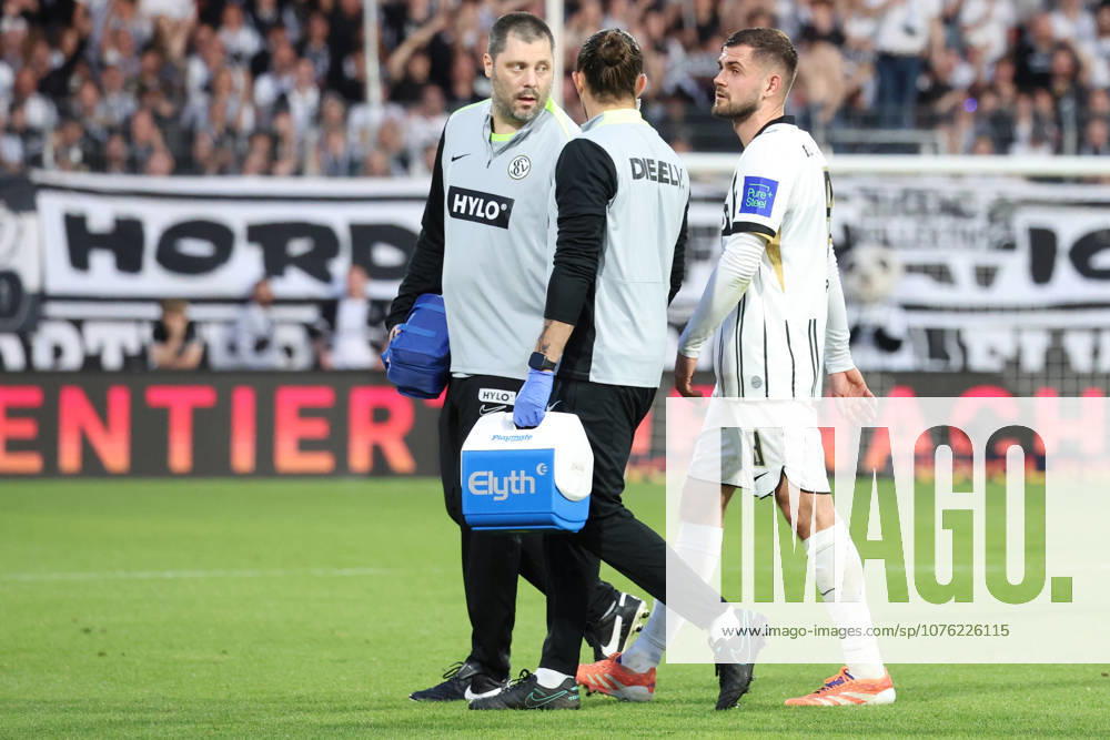 Fussball 2.Bundesliga, SV Elversberg - Karlsruher SC v.l. Lukasz Poreba (SV 07 Elversberg) verletzt, Verletzung, Schmerz, Schmerzen, injured, injury, pain, pains Elversberg