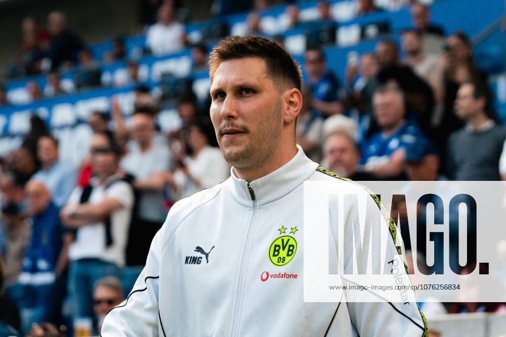 Fussball: Bundesliga, 30. Spieltag, TSG Hoffenheim - Borussia Dortmund am 18.04.2026 in Sinsheim (PreZero Arena), Deutschland, Saison 2025 2026: Niklas Suele (Borussia Dortmund, 25) Sinsheim PreZero Arena Deutschland
