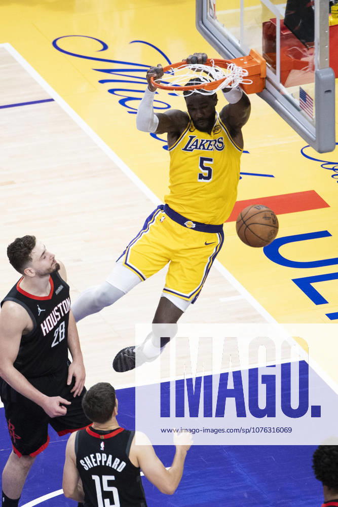(260419) -- LOS ANGELES, April 19, 2026 -- Los Angeles Lakers Deandre Ayton (top) dunks against the Houston Rockets during the 2025-2026 NBA, Basketball Herren, USA first-round playoff series basketball match between Los Angeles Lakers and Houston Rockets in Los Angeles, the United States, April 18, 2026. (Photo by Xinhua) (SP)U.S.-LOS ANGELES-BASKETBALL-NBA-PLAYOFFS-LAKERS VS ROCKETS RingoxChiu