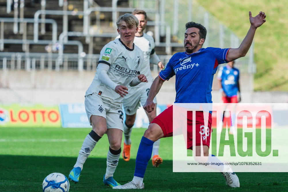 Fritz Fleck (Borussia Moenchengladbach U23, 24) im Zweikampf mit Cenk Durgun (Wuppertaler SV, 33) Wuppertaler SV vs. Borussia Moenchengladbach U23, Fussball, Regionalliga-West, 30.Spieltag, Saison 2025 26, 19.04.2026, Wuppertaler SV vs. Borussia Moenchengladbach U23, Fussball, Regionalliga-West, 30.Spieltag, Saison 2025 26, 19.04.2026 Wuppertal