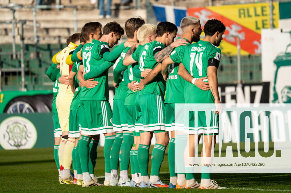 Fussball Regionalliga Suedwest, FC Homburg - Eintracht Trier Homburger Mannschaft vor Spielbeginn mit einer Trauerminute um der Frau von Mitspieler Markus Mendler zu gedenken Homburg