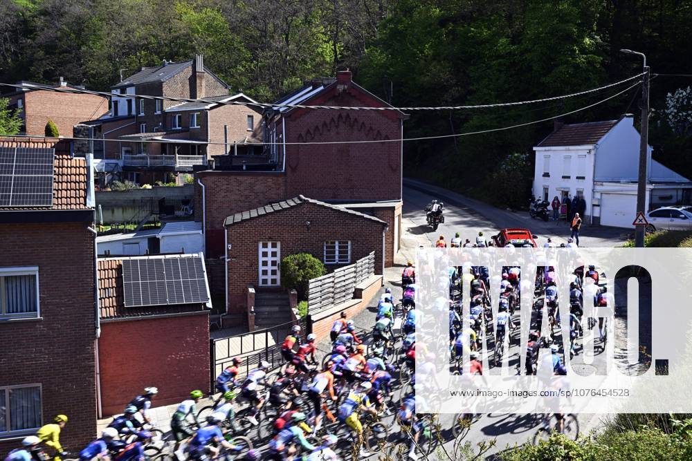 The pack of riders pictured in action during the men s race of the 90th edition of the La Fleche Wallonne , one day cycling race (Waalse Pijl - Walloon Arrow), 200 km from Herstal to Huy, Wednesday 22 April 2026. JASPERxJACOBS x171649994x