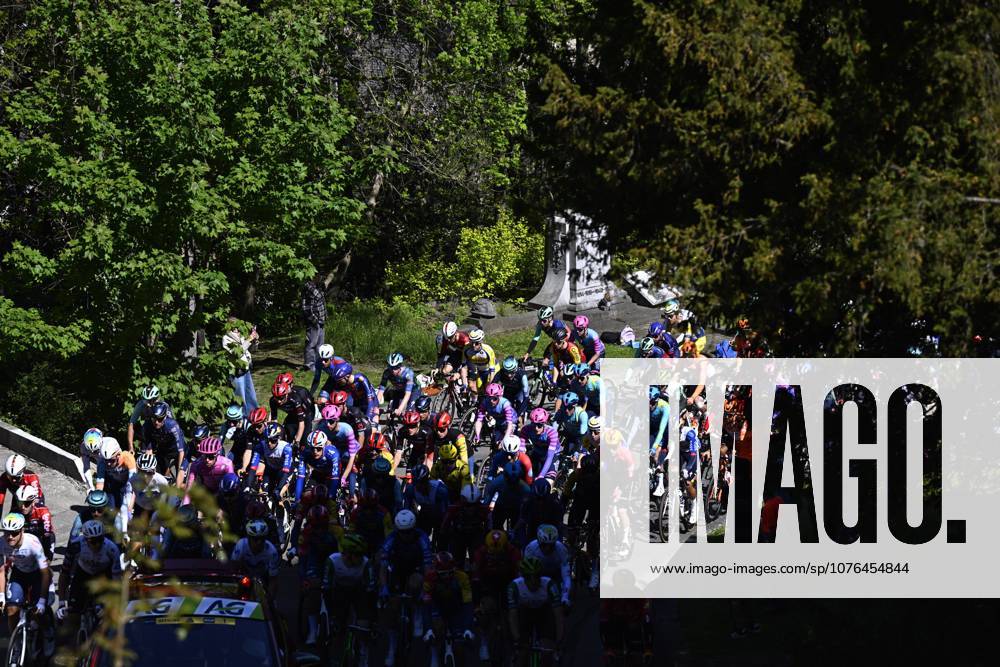The pack of riders pictured in action during the men s race of the 90th edition of the La Fleche Wallonne , one day cycling race (Waalse Pijl - Walloon Arrow), 200 km from Herstal to Huy, Wednesday 22 April 2026. JASPERxJACOBS x171651926x