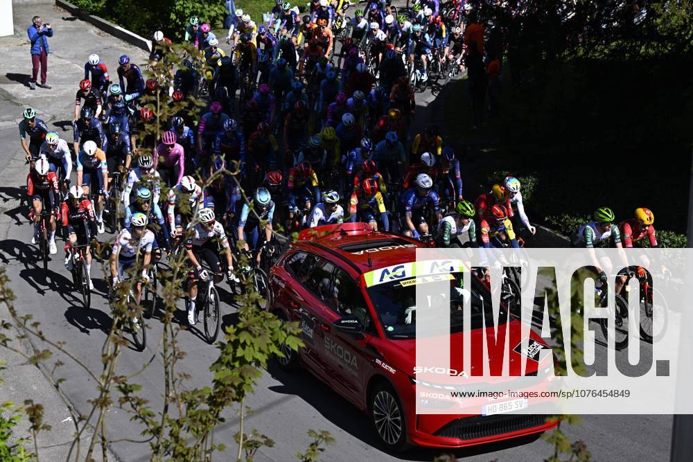The pack of riders pictured in action during the men s race of the 90th edition of the La Fleche Wallonne , one day cycling race (Waalse Pijl - Walloon Arrow), 200 km from Herstal to Huy, Wednesday 22 April 2026. JASPERxJACOBS x171651994x