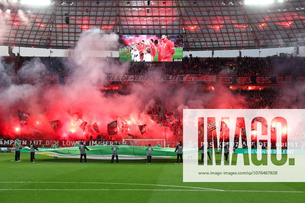 Fußball DFB Pokal - Bayer 04 Leverkusen - FC Bayern München am 22.04.2026 in der BayArena in Leverkusen Die Fans von Bayer Leverkusen zünden in der Nordkurve Pyrotechnik