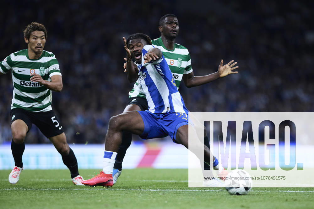 FC Porto v Sporting Clube de Portugal - Taca de Portugal PORTO, PORTUGAL - APRIL 22: Terem Moffi of FC Porto competes for the ball with Ousmane Diomande of Sporting CP during Taca de Portugal Semifinals match between FC Porto and Sporting Clube de Portugal at Estadio do Dragao on April 22, 2026 in Porto, Portugal. (This image is for editorial use only) (Photo by Diego Simon Photo Players Images Magara press) Porto Estadio do Dragao Portugal