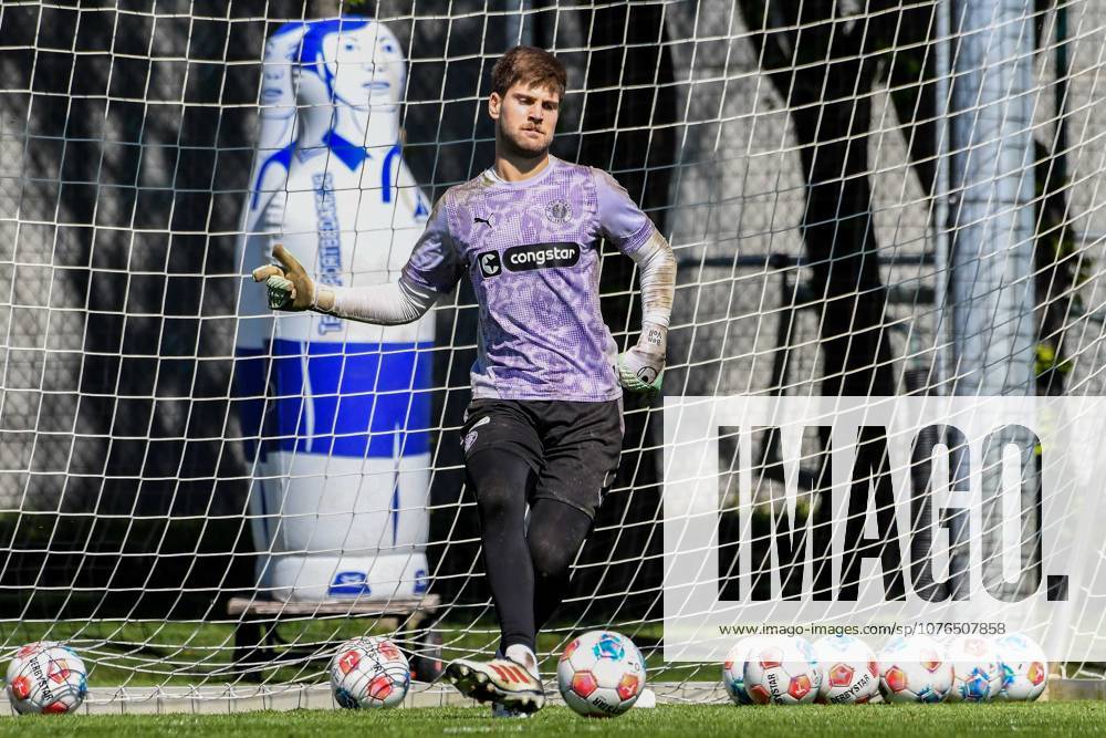 Ben Voll ( Pauli ) am Ball Deutschland , Hamburg , Trainingsgelände an der Kollaustrasse , Fussball , 1. Bundesliga , Training des FC St Pauli