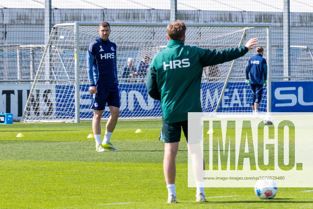 Fussball, Training des FC Schalke 04. Edin Dzeko (FC Schalke 04) it nach seiner Verletzung wieder ins Training eingestiegen. Gelsenkirchen Trainingsgelände FC Schalke 04 NRW Deutschland xRHR-FOTO YYx