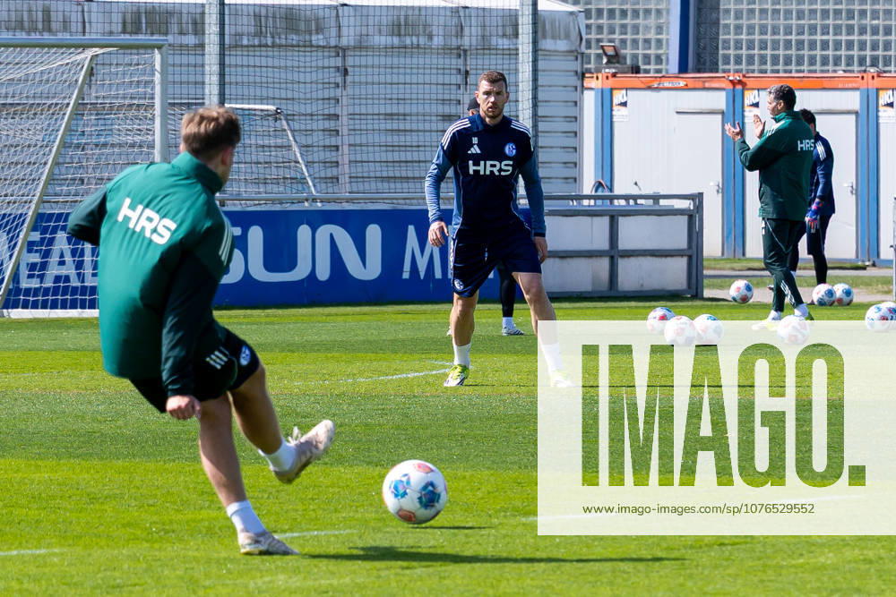 Fussball, Training des FC Schalke 04. Edin Dzeko (FC Schalke 04) ist nach seiner Verletzung wieder ins Training eingestiegen. Gelsenkirchen Trainingsgelände FC Schalke 04 NRW Deutschland xRHR-FOTO YYx