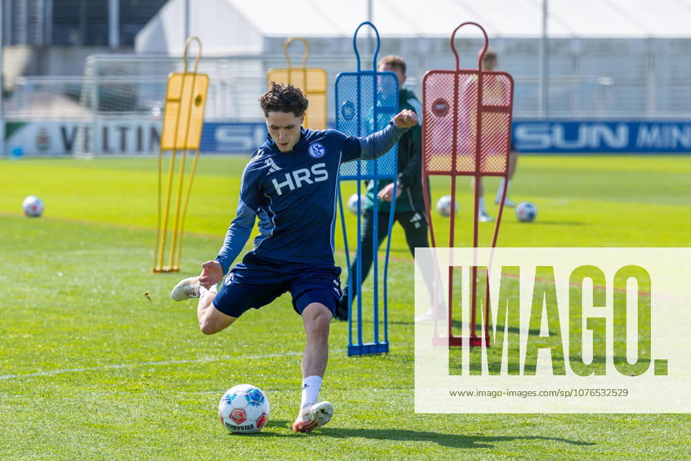 Fussball, Training des FC Schalke 04. Soufiane El-Faouzi (FC Schalke 04). Gelsenkirchen Trainingsgelände FC Schalke 04 NRW Deutschland xRHR-FOTO YYx