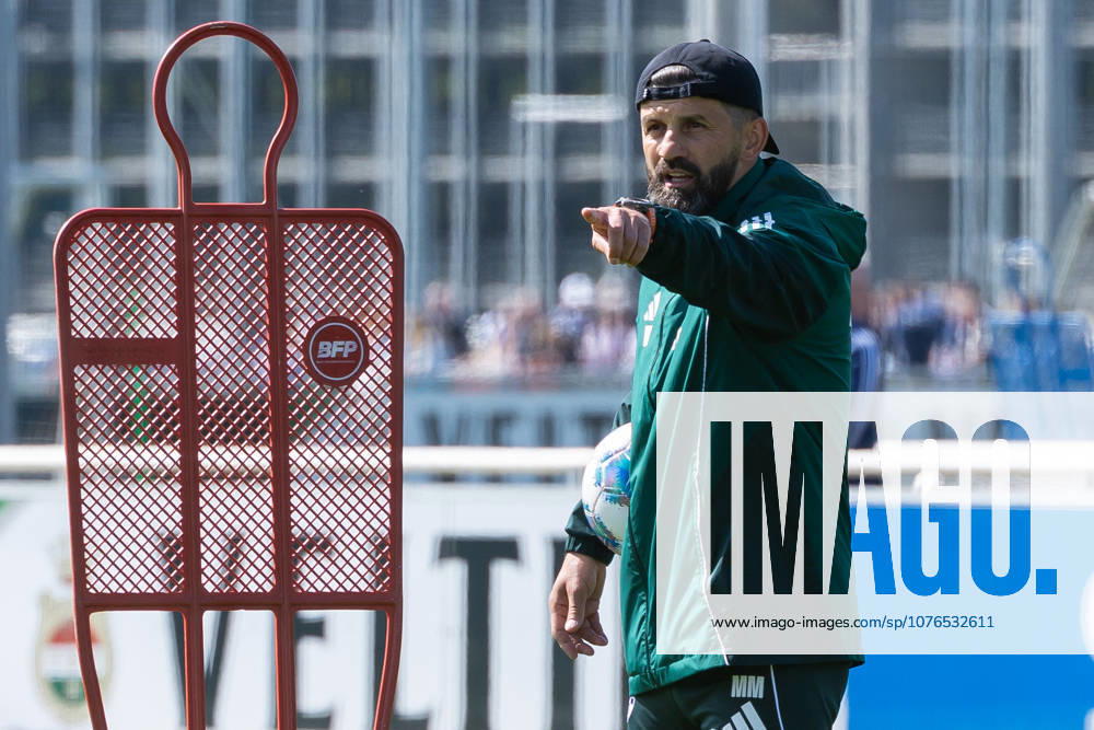 Fussball, Training des FC Schalke 04. Trainer Miron Muslic (FC Schalke 04). Gelsenkirchen Trainingsgelände FC Schalke 04 NRW Deutschland xRHR-FOTO YYx
