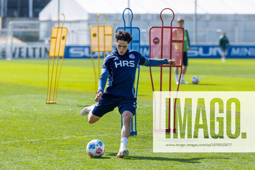 Fussball, Training des FC Schalke 04. Soufiane El-Faouzi (FC Schalke 04). Gelsenkirchen Trainingsgelände FC Schalke 04 NRW Deutschland xRHR-FOTO YYx