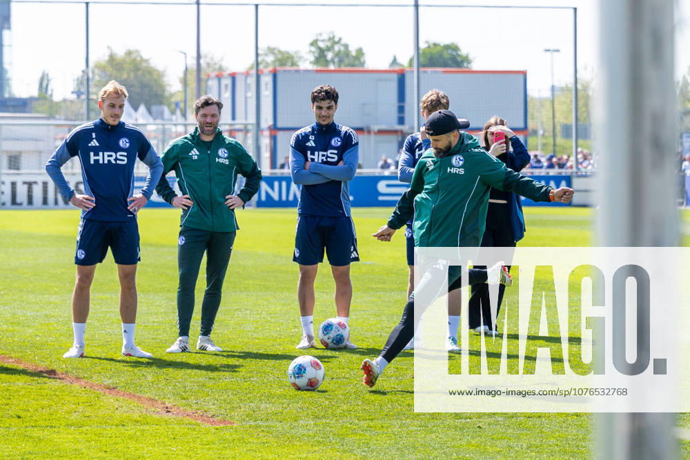 Fussball, Training des FC Schalke 04. v. l. Timo Becker (FC Schalke 04), Co-Trainer Tim Hoogland (FC Schalke 04), Mertcan Ayhan (FC Schalke 04), Trainer Miron Muslic (FC Schalke 04). Gelsenkirchen Trainingsgelände FC Schalke 04 NRW Deutschland xRHR-FOTO YYx