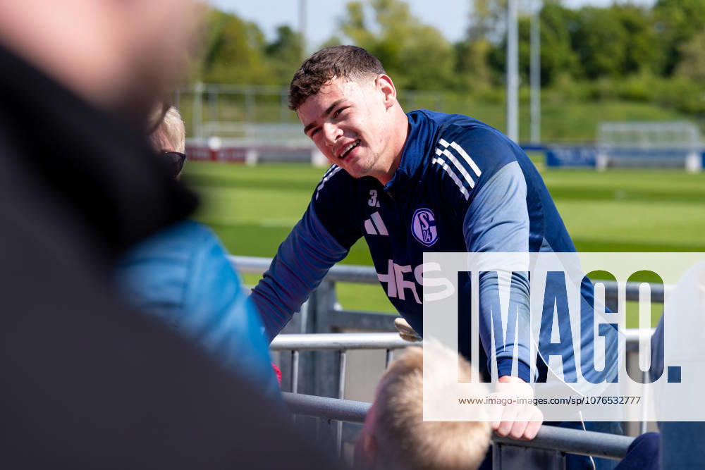 Fussball, Training des FC Schalke 04. Torwart Luca Podlech (FC Schalke 04) macht Selfies mit den Fans. Gelsenkirchen Trainingsgelände FC Schalke 04 NRW Deutschland xRHR-FOTO YYx