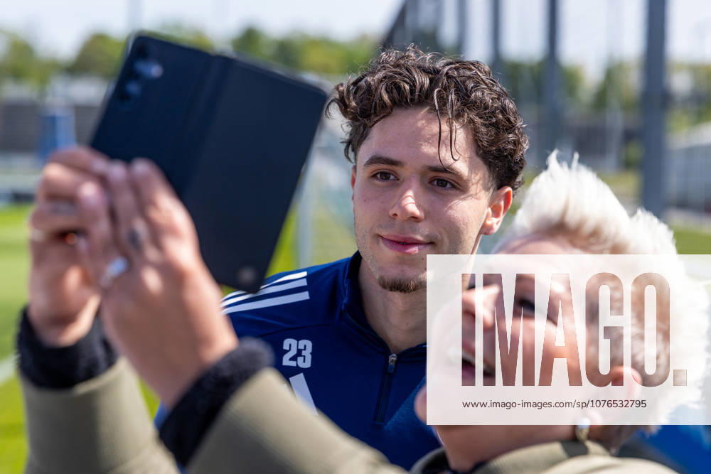 Fussball, Training des FC Schalke 04. Soufiane El-Faouzi (FC Schalke 04) macht Selfies mit den Fans. Gelsenkirchen Trainingsgelände FC Schalke 04 NRW Deutschland xRHR-FOTO YYx