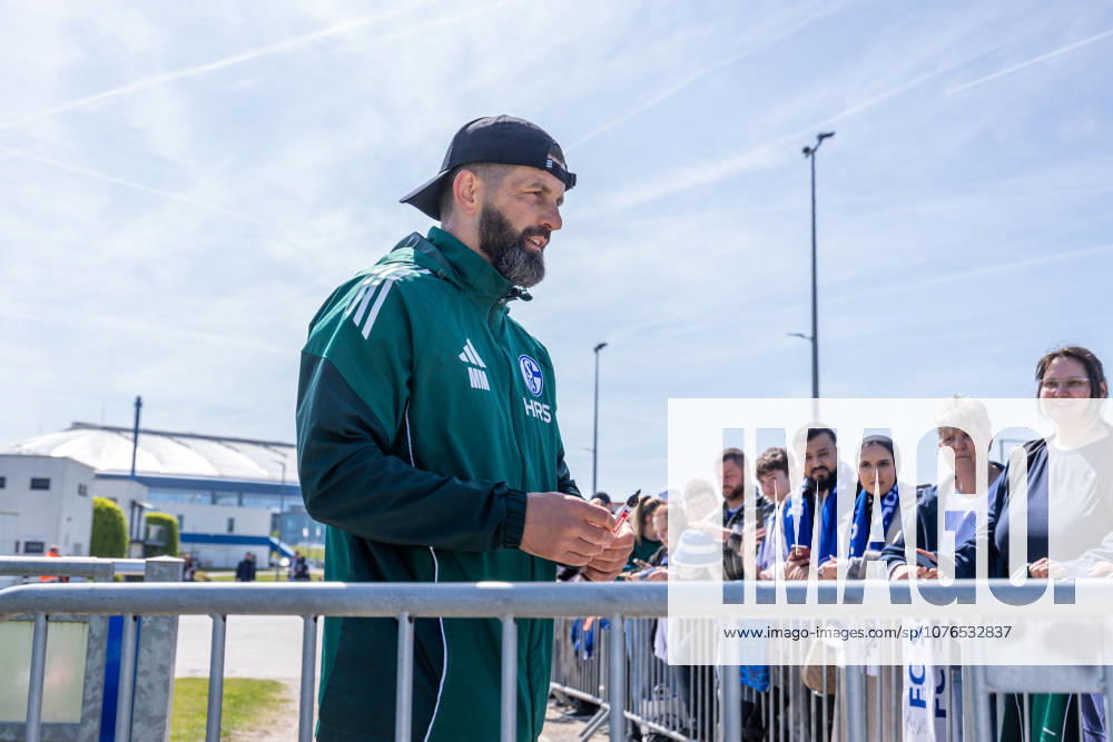 Fussball, Training des FC Schalke 04. Trainer Miron Muslic (FC Schalke 04) geht zu den Fans und gibt Autogramme. Gelsenkirchen Trainingsgelände FC Schalke 04 NRW Deutschland xRHR-FOTO YYx
