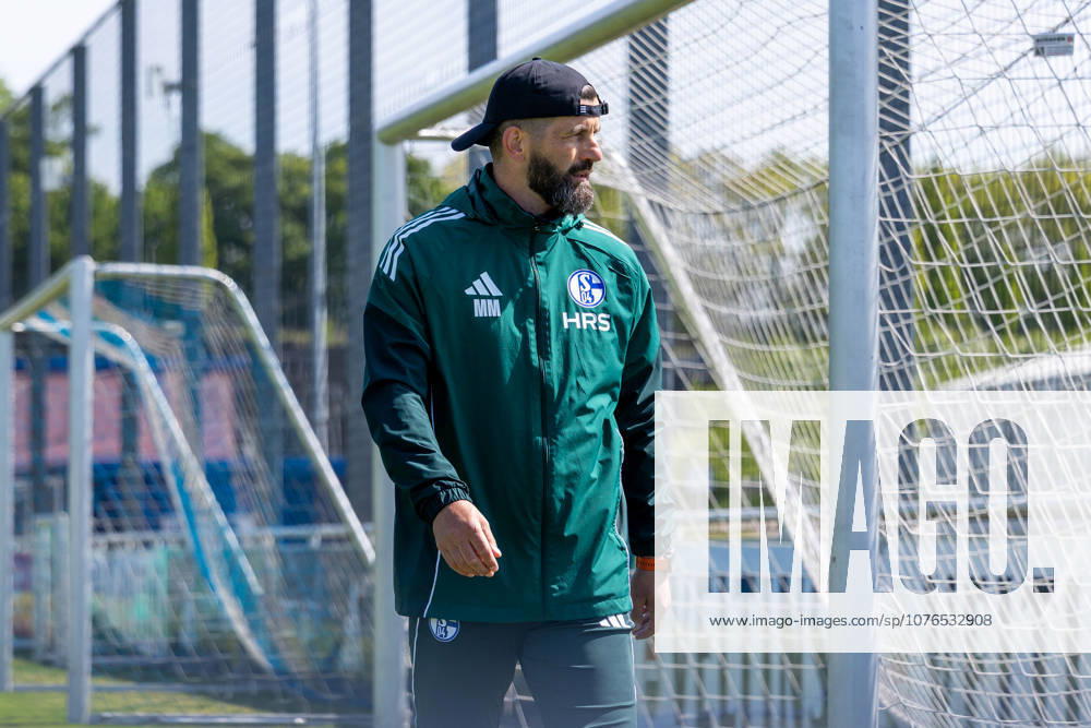 Fussball, Training des FC Schalke 04. Trainer Miron Muslic (FC Schalke 04). Gelsenkirchen Trainingsgelände FC Schalke 04 NRW Deutschland xRHR-FOTO YYx