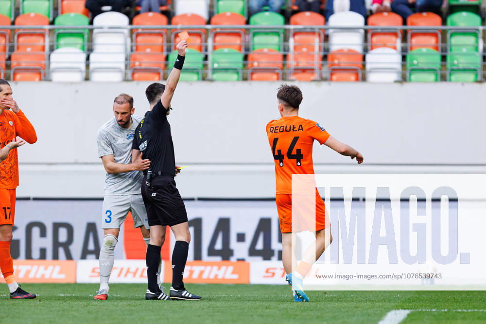 Damian Kos seen showing red card for Marcel Regula during PKO BP Ekstraklasa 25 26 game between teams of Zaglebie Lubin and Bruk-Bet Termalica Nieciecza (Ernest Kolodziej Ball Raw Images) Lubin KGHM Zaglebie Arena Poland