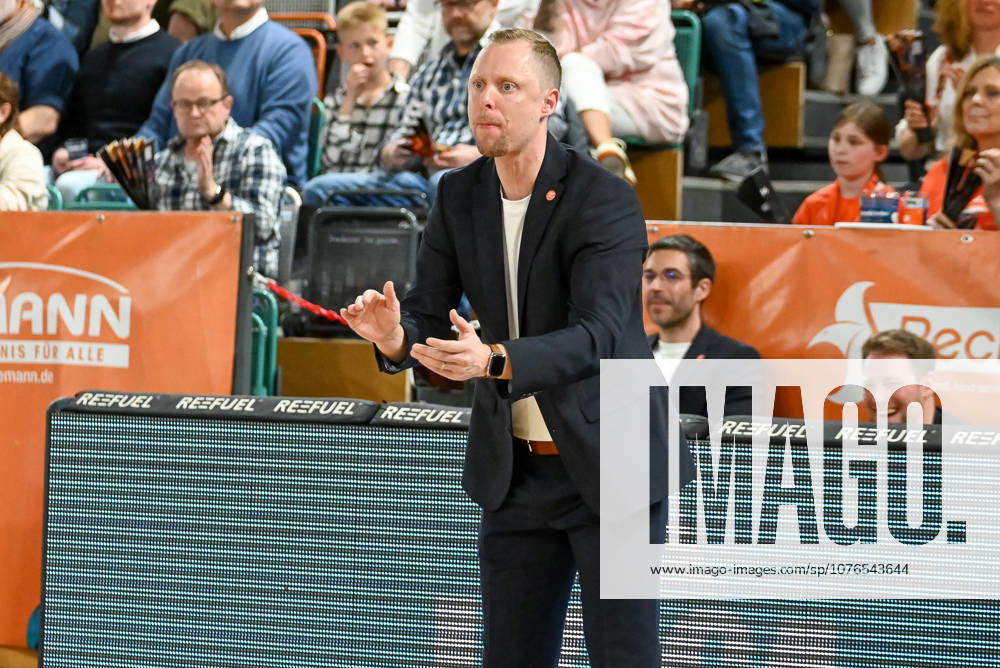Christian Held (RASTA Vechta, Coach) gestikuliert RASTA Vechta vs. Basketball Loewen Braunschweig, easyCredit Basketball Bundesliga, 31. Spieltag, Saison 2025 2026, 24.04.2026, RASTA Vechta vs. Basketball Loewen Braunschweig, easyCredit Basketball Bundesliga, 31. Spieltag, Saison 2025 2026, 24.04.2026 Vechta
