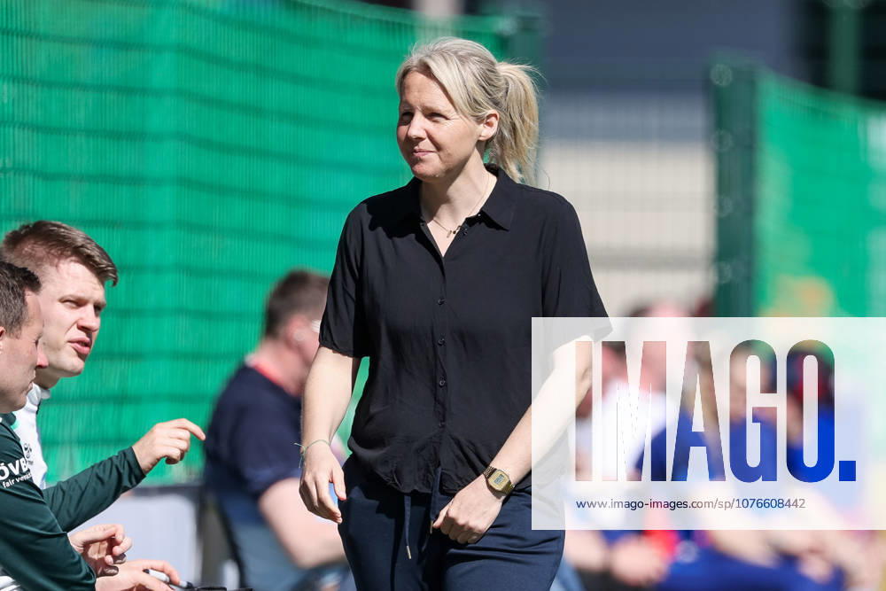Friederike Kromp (Fritzy Kromp, Trainerin, Cheftrainerin, SV Werder Bremen) Portrait, Nahaufnahme, Einzelfoto, Einzelbild, lächelt, lacht, freut sich, Spaß, Freude, DIE DFB-RICHTLINIEN UNTERSAGEN JEGLICHE NUTZUNG VON FOTOS ALS SEQUENZBILDER UND ODER VIDEOÄHNLICHE FOTOSTRECKEN. DFB REGULATIONS PROHIBIT ANY USE OF PHOTOGRAPHS AS IMAGE SEQUENCES AND OR QUASI-VIDEO., 25.04.2026, Leipzig (Deutschland), Fussball, Google Pixel Frauen-Bundesliga, RB Leipzig - SV Werder Bremen
