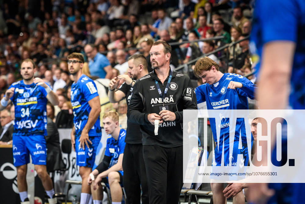 Misha Kaufmann (TVB Stuttgart, Trainer) - konzentrierter Blick auf das Spielfeld GER, TVB Stuttgart - SC Magdeburg, DAIKIN HBL, Handball, Bundesliga, 29. Spieltag, Spielzeit 2025 2026, 26.04.2026 GER, TVB Stuttgart - SC Magdeburg, DAIKIN HBL, Handball, Bundesliga, 29. Spieltag, Spielzeit 2025 2026, 26.04.2026 Stuttgart