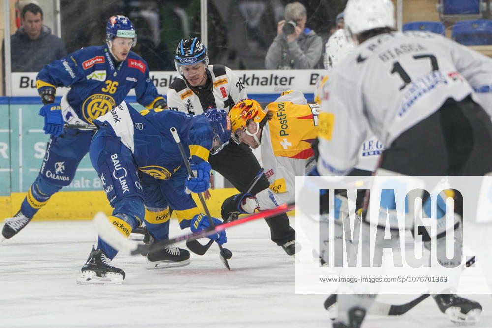 Topscorer Henrik Borgstrom of Fribourg R) against Chris Egli of Davos L) at the face-off during game 1 of the National League Final between HC Davos v HC Fribourg-Gotteron on April 18, 2026 in Davos, Switzerland. Davos zondacrypto-Arena Graubunden Switzerland