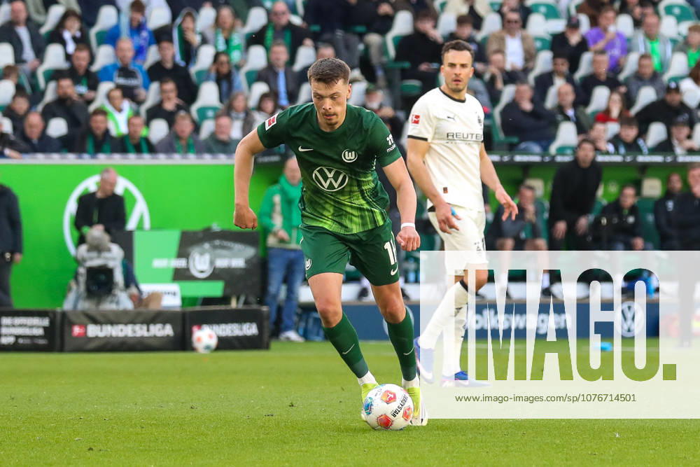 Fussball - 1.Bundesliga VfL Wolfsburg - Borussia Moenchengladbach, v.l. Dzenan Pejcinovic (Wolfsburg, 17) am Ball, plays the ball Wolfsburg