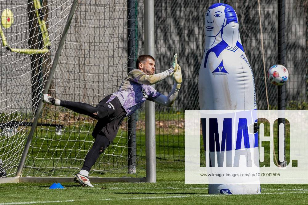 Ben Voll ( Pauli ) am Ball Deutschland , Hamburg , Trainingsgelände an der Kollaustrasse , Fussball , 1. Bundesliga , Training des FC St Pauli