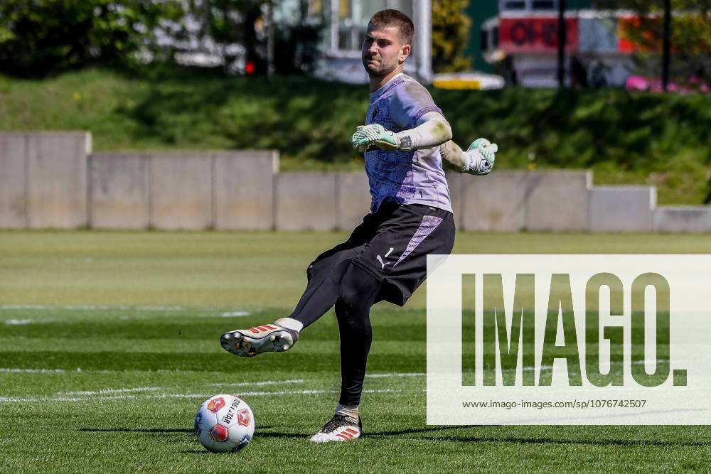 Ben Voll ( Pauli ) am Ball Deutschland , Hamburg , Trainingsgelände an der Kollaustrasse , Fussball , 1. Bundesliga , Training des FC St Pauli