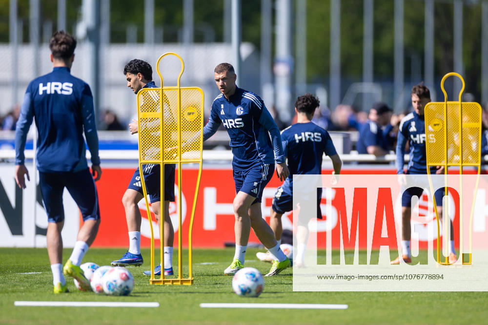 Fussball, Training des FC Schalke 04. Edin Dzeko (FC Schalke 04). Gelsenkirchen Trainingsgelände FC Schalke 04 NRW Deutschland xRHR-FOTO YYx