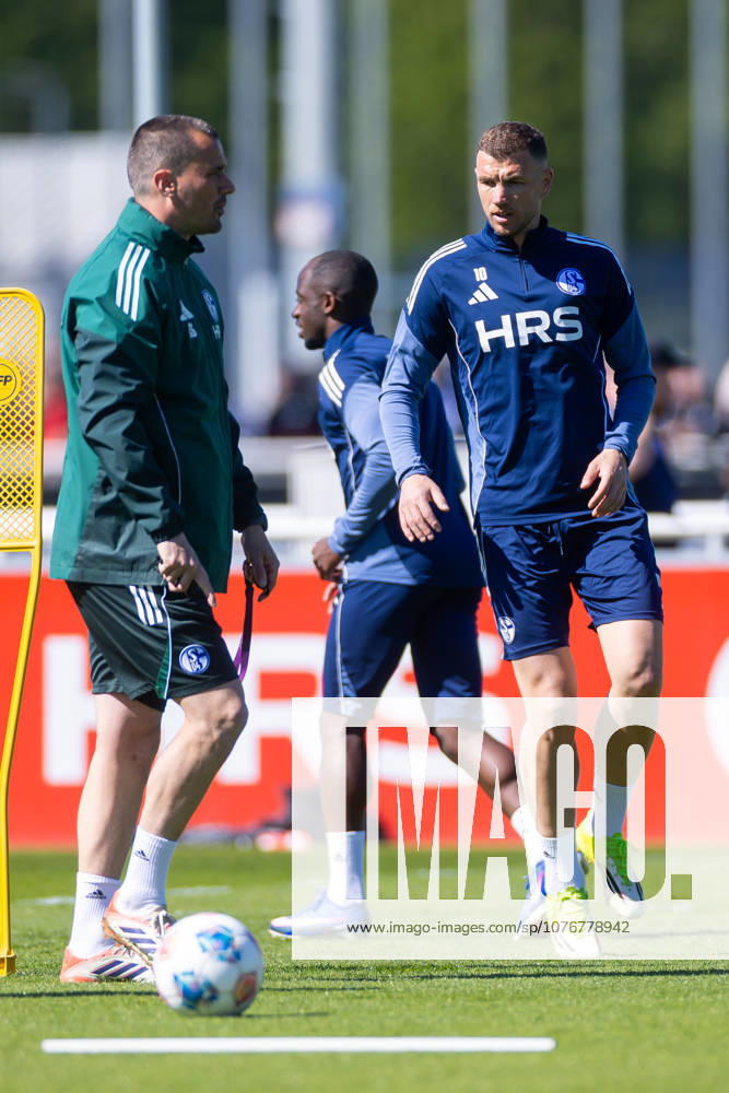 Fussball, Training des FC Schalke 04. Edin Dzeko (FC Schalke 04). Gelsenkirchen Trainingsgelände FC Schalke 04 NRW Deutschland xRHR-FOTO YYx