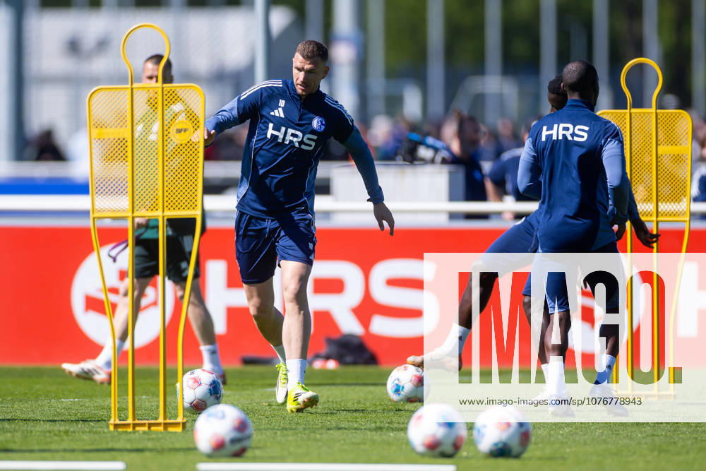 Fussball, Training des FC Schalke 04. Edin Dzeko (FC Schalke 04). Gelsenkirchen Trainingsgelände FC Schalke 04 NRW Deutschland xRHR-FOTO YYx