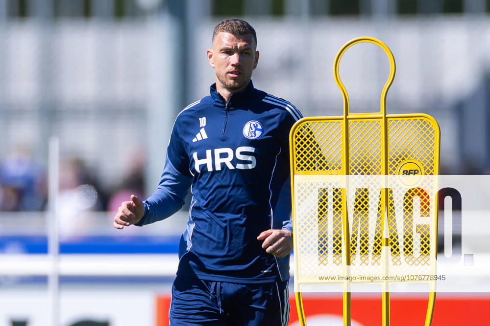 Fussball, Training des FC Schalke 04. Edin Dzeko (FC Schalke 04). Gelsenkirchen Trainingsgelände FC Schalke 04 NRW Deutschland xRHR-FOTO YYx