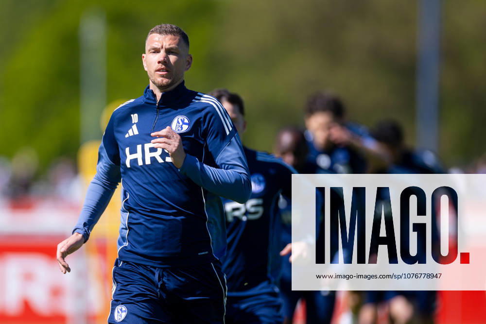 Fussball, Training des FC Schalke 04. Edin Dzeko (FC Schalke 04). Gelsenkirchen Trainingsgelände FC Schalke 04 NRW Deutschland xRHR-FOTO YYx