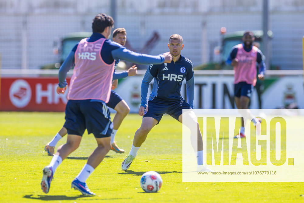 Fussball, Training des FC Schalke 04. Edin Dzeko (FC Schalke 04) im Duell. Gelsenkirchen Trainingsgelände FC Schalke 04 NRW Deutschland xRHR-FOTO YYx