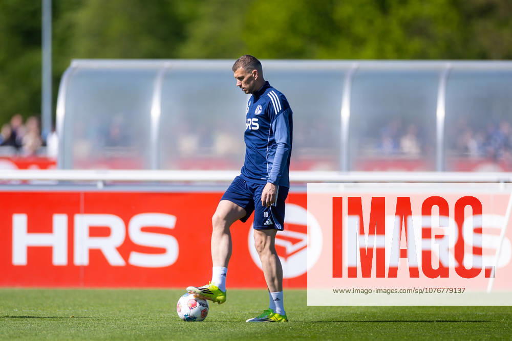 Fussball, Training des FC Schalke 04. Edin Dzeko (FC Schalke 04). Gelsenkirchen Trainingsgelände FC Schalke 04 NRW Deutschland xRHR-FOTO YYx