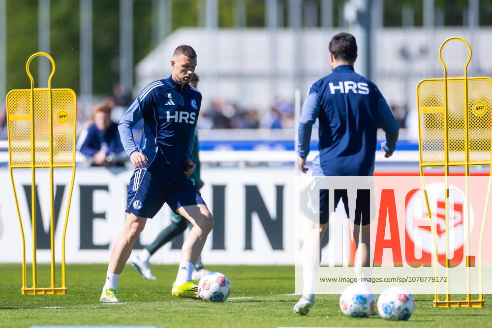 Fussball, Training des FC Schalke 04. Edin Dzeko (FC Schalke 04). Gelsenkirchen Trainingsgelände FC Schalke 04 NRW Deutschland xRHR-FOTO YYx
