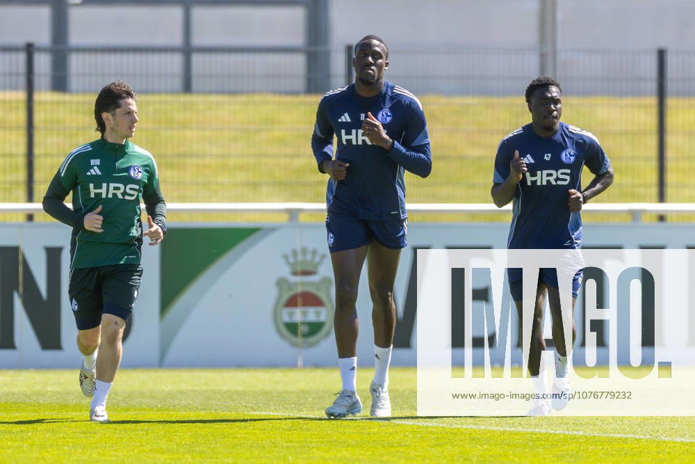 Fussball, Training des FC Schalke 04. v. l. Reha-Trainer Nico Wamig (FC Schalke 04). Bryan Lasme (FC Schalke 04), Zaid Tchibara (FC Schalke 04). Gelsenkirchen Trainingsgelände FC Schalke 04 NRW Deutschland xRHR-FOTO YYx