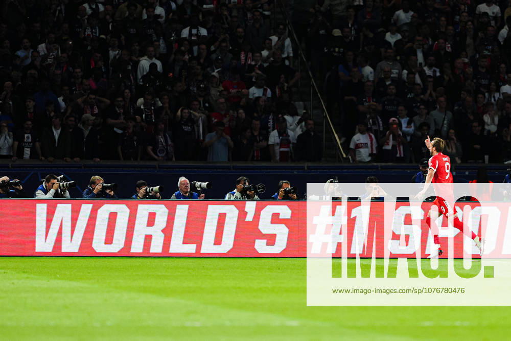 Torjubel nach Tor zum 0:1 per Elfmeter Strafstoss Harry Kane (FC Bayern München, 09), Auf LED-Bande steht WorldÂ s 1 FRA, Paris St. Germain vs. FC Bayern München, Fussball, UEFA Champions League, Halbfinale, Spielzeit 2025 2026, 28.04.2026 FRA, Paris St. Germain vs. FC Bayern München, Fussball, UEFA Champions League, Halbfinale, Spielzeit 2025 2026, 28.04.2026 Paris