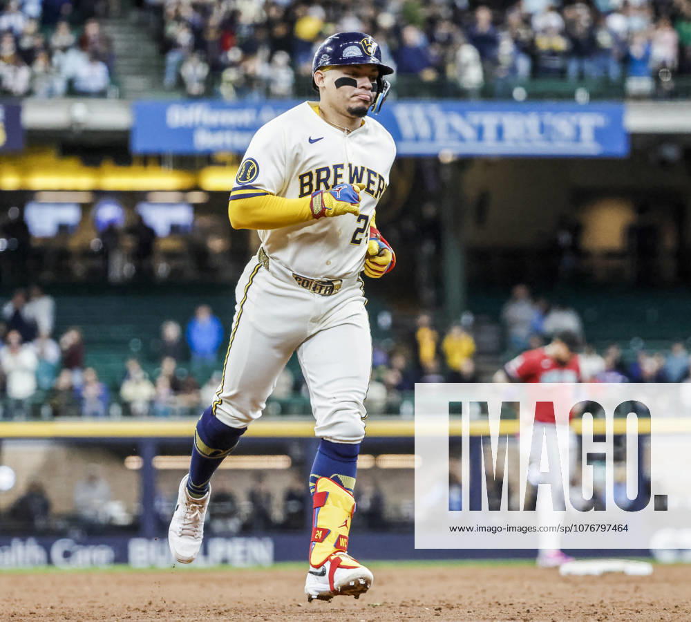 Milwaukee Brewers catcher William Contreras runs the bases after hitting a two RBI home run in the third inning of the MLB, Baseball Herren, USA game between the Arizona Diamondbacks and the Milwaukee Brewers at American Family Field in Milwaukee, Wisconsin on Thursday, April 30, 2026. MIL20260430813 TANNENxMAURY