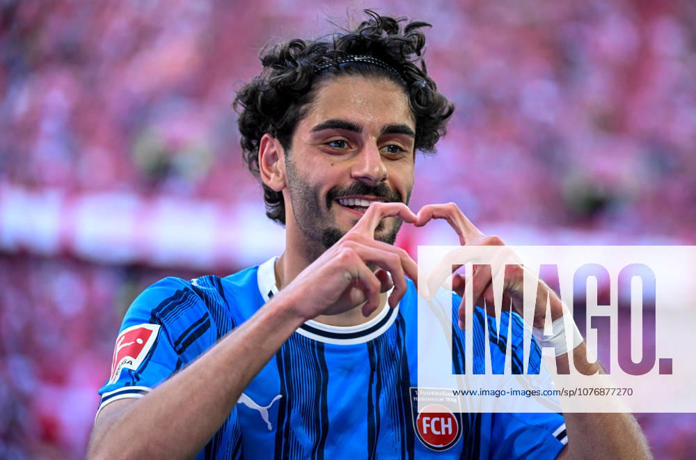 Fussball 1.Bundesliga, FC Bayern Muenchen - 1.FC Heidenheim v.l. Eren Dinkci (1.FC Heidenheim) Jubel, Torjubel, celebrate the goal, jubelt ueber das Tor zum 0:2 Muenchen