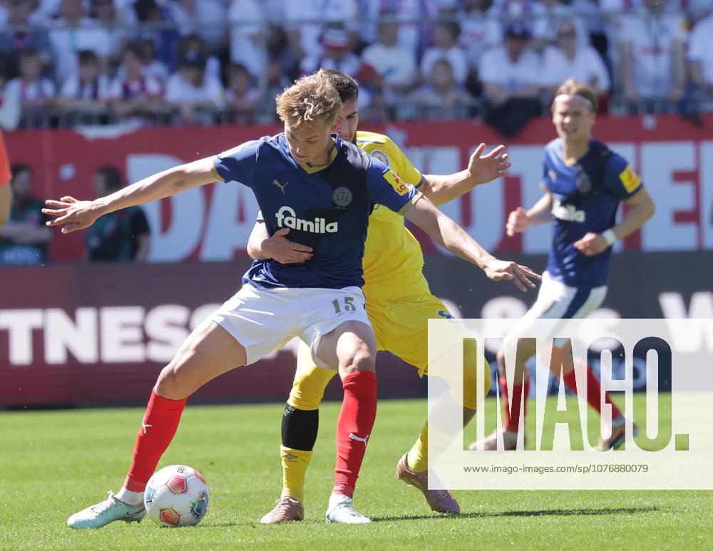 Duell zwischen Kasper Davidsen (Holstein Kiel) und Mehmet Aydin (Eintracht Braunschweig) Fussball, Herren, Saison 2025 2026, 2.BL, Holstein Stadion, Holstein Kiel gegen Eintracht Braunschweig, 2-0 DFL REGULATIONS PROHIBIT ANY USE OF PHOTOGRAPHS AS IMAGE SEQUENCES AND OR QUASI-VIDEO.