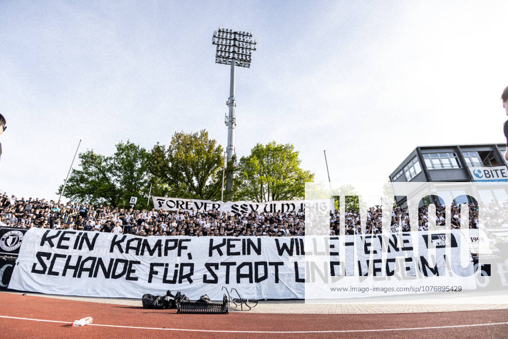 Fussball, Saison 2025 2026, 3. Liga, Donaustadion Ulm, 36. Spieltag, SSV Ulm 1846 Fußball - FC Viktoria Köln, 02.05.2026 02.05.2026, Fussball, Saison 2025 2026, 3. Liga, Donaustadion Ulm, 36. Spieltag, SSV Ulm 1846 Fußball - FC Viktoria Köln, Die Fans des SSV Ulm im D-Block Donaustadion mit einem Banner Kein Kampf, kein Wille - eine Schnade für Stadt und Verein nach dem Abstieg des SSV Ulm 1846 Fußball Foto: Lucca Fundel Ulm Donaustadion Baden-Württemberg Deutschland